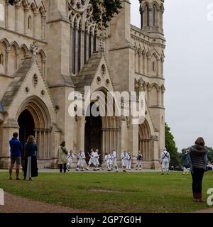 St Albans, Hertfordshire, England, September 21 2021: Menschen beobachten Morris-Tänzer, die vor der Kathedrale einen traditionellen Volkstanz vorführen. Stockfoto