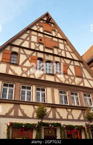 Traditionelle halbe Fachwerkhaus in das berühmte mittelalterliche Stadt Rothenburg in Bayern, Deutschland. Stockfoto