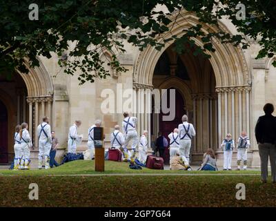 St Albans, Hertfordshire, England, September 21 2021: Morris-Tänzer treten vor der Kathedrale auf. Stockfoto