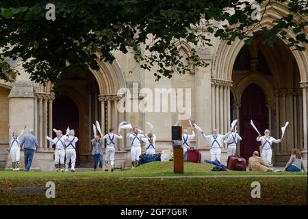 St Albans, Hertfordshire, England, September 21 2021: Menschen beobachten Morris-Tänzer, die vor der Kathedrale einen traditionellen Volkstanz vorführen. Stockfoto