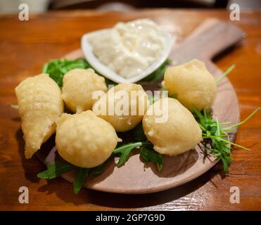 Coccoli ist eine Vorspeise aus Italien. Pizza Teig Kugeln gebraten und mit Salz bestreut, Käse serviert. Stockfoto