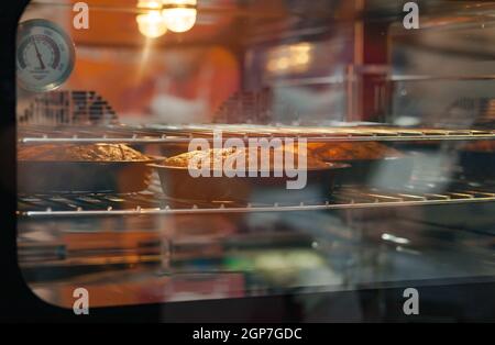 Drei Karotten Kuchen in den Backofen, Umgebungslicht. Stockfoto