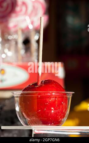 Glasierter Apfel zum Verkauf auf dem Weihnachtsmarkt. Stockfoto