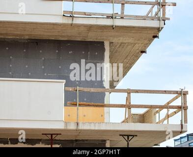 Baustelle - Installation externer therm Isolierung für die Fassade des Gebäudes. Stockfoto