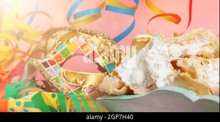 Chiacchiere oder Cenci, typisch italienische Dessert für Karneval. Sie werden gebraten und mit Puderzucker bedeckt. Stockfoto