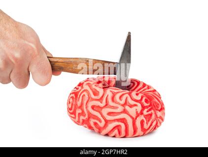 Menschliche Gehirn Kautschuk mit Hammerschlag und Blut verschütten isolierten auf weißen Hintergrund. Stockfoto