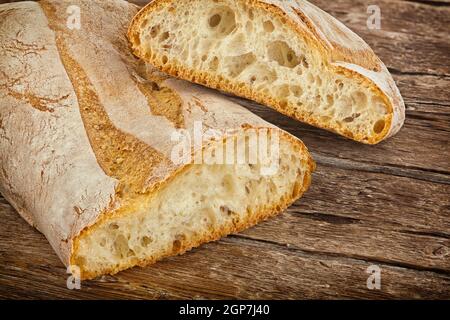 Gebackene Ciabatta, italienisches Brot auf Holztisch Stockfoto