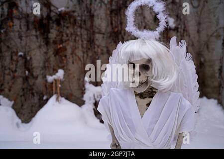 Letztes Engelskelett eines Engels im weißen Schnee Stockfoto