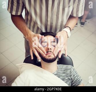 Traditionelles Ritual der Rasur des Bartes in einem alten Stil-Friseur. Stockfoto