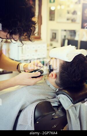 Traditionelles Ritual der Rasur des Bartes in einem alten Stil-Friseur. Stockfoto