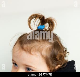 Haar frisur geformt Brunnen oder Zwiebel von einem Kleinkind baby girl. Stockfoto