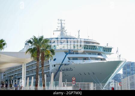 Malaga, Spanien. Juni 2021. Die Betreiber sahen, wie sie das Deck der „The World“ Cruise in Malaga, Spanien, reinigten. Es gibt 165 private Residenzen innerhalb der 'World Cruise'. Dieses Boot, entworfen von Petter Yran y Bjorn Storbraaten, ist bekannt als die Millionäre Kreuzfahrt. Madeira in Portugal ist der nächste Hafen, an dem die Kreuzfahrt „The World“ anlegen wird. (Foto von Francis Gonzalez/SOPA Images/Sipa USA) Quelle: SIPA USA/Alamy Live News Stockfoto