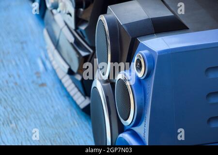 Poltawskaja, Russland - 24. März 2016: Kassettenrekorder mit Radio auf einem blauen Holztisch. Vintage-Technik aus den 90er Jahren. Illustrative Editorial Stockfoto