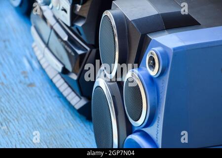 Poltawskaja, Russland - 24. März 2016: Kassettenrekorder mit Radio auf einem blauen Holztisch. Vintage-Technik aus den 90er Jahren. Illustrative Editorial Stockfoto