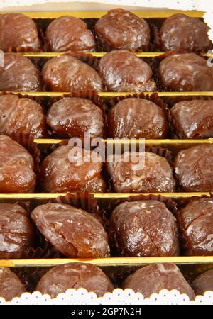 Schachtel mit leckeren Marron glace Stockfoto