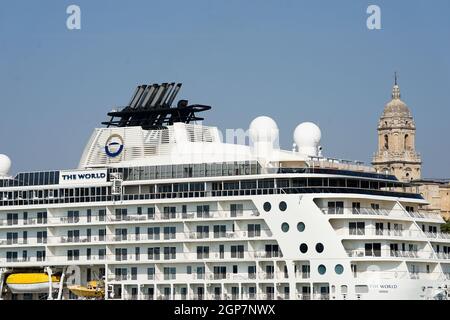 Malaga, Spanien. Juni 2021. Die 'Welt'-Kreuzfahrt, die am Hafen von Malaga vor der Kathedrale von Malaga angedockt ist.Es gibt 165 private Residenzen innerhalb der 'Welt-Kreuzfahrt'. Dieses Boot, entworfen von Petter Yran y Bjorn Storbraaten, ist bekannt als die Millionäre Kreuzfahrt. Madeira in Portugal ist der nächste Hafen, an dem die Kreuzfahrt „The World“ anlegen wird. (Foto von Francis Gonzalez/SOPA Images/Sipa USA) Quelle: SIPA USA/Alamy Live News Stockfoto