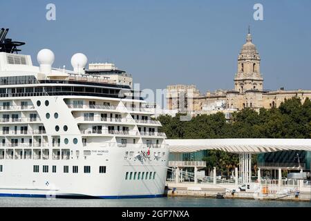 Malaga, Spanien. Juni 2021. Die 'Welt'-Kreuzfahrt, die am Hafen von Malaga vor der Kathedrale von Malaga angedockt ist.Es gibt 165 private Residenzen innerhalb der 'Welt-Kreuzfahrt'. Dieses Boot, entworfen von Petter Yran y Bjorn Storbraaten, ist bekannt als die Millionäre Kreuzfahrt. Madeira in Portugal ist der nächste Hafen, an dem die Kreuzfahrt „The World“ anlegen wird. (Foto von Francis Gonzalez/SOPA Images/Sipa USA) Quelle: SIPA USA/Alamy Live News Stockfoto