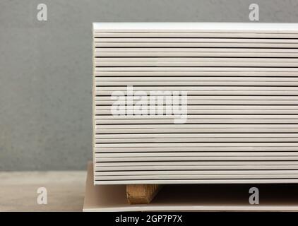 Stapeln von weiße Gipsplatten, Gipskarton oder Gipskarton. Stockfoto
