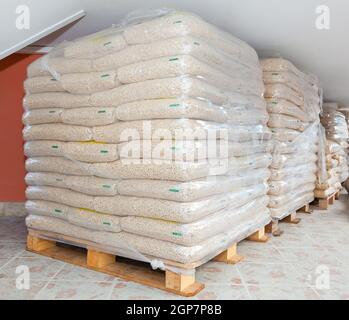 Paletten von Holzpellets in Plastiktüten Stockfoto