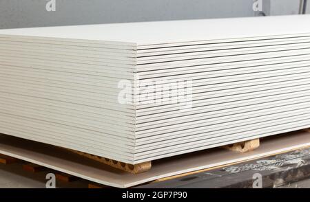 Stapeln von weiße Gipsplatten, Gipskarton oder Gipskarton. Stockfoto