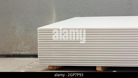 Stapeln von weiße Gipsplatten, Gipskarton oder Gipskarton. Stockfoto