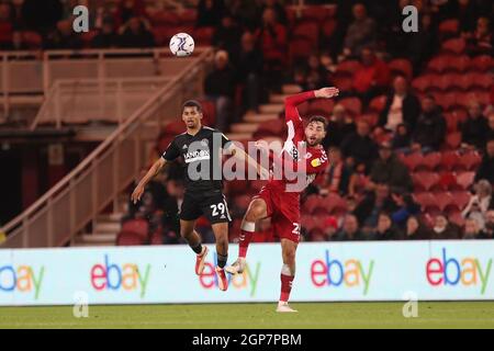 MIDDLESBROUGH, GROSSBRITANNIEN. 28. SEPTEMBER: Iliman Ndiaye von Sheffield United bestreitet einen Header mit Matt Crooks von Middlesbrough während des Sky Bet Championship-Spiels zwischen Middlesbrough und Sheffield United am Dienstag, den 28. September 2021 im Riverside Stadium, Middlesbrough. (Kredit: Mark Fletcher | MI News) Kredit: MI Nachrichten & Sport /Alamy Live News Stockfoto