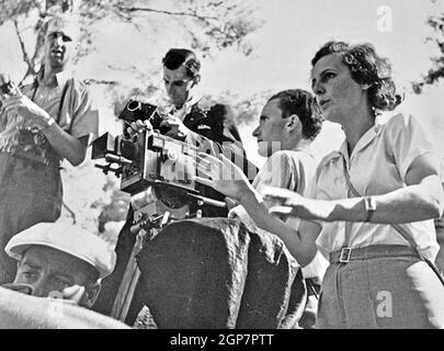 LENI RIEFENSTAHL (1902-2003) deutsche Filmregisseurin und Schauspielerin beim Film Olympia 1938. Es wurde in zwei Teilen veröffentlicht, die zusammen fast vier Stunden lang zur Feier der Olympischen Sommerspiele 1936 in Berlin liefen. Stockfoto