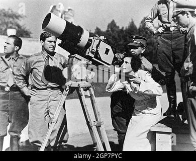 LENI RIEFENSTAHL (1902-2003) die deutsche Filmregisseurin und Schauspielerin überprüfte während der Dreharbeiten zu Triumph of the will im Jahr 1935 einen Kamerawinkel Stockfoto