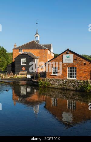 England, Hampshire, Whitchurch, die historische Whitchurch Seidenmühle und das Museum spiegeln sich im River Test wider Stockfoto