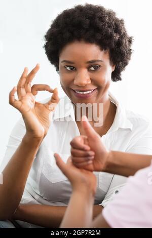 African American Kid Lernen Gehörlose Gebärdensprache Stockfoto