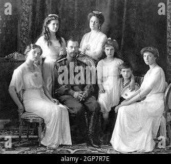 NIKOLAUS II. VON RUSSLAND (1868-1918) mit seiner Familie im Januar 1913 im Livadia-Palast auf der Krim. Von links: Olga, Maria, Nikolaus II., Alexandra Fjodorowna, Anastasia, Alexei, Tatiana. Stockfoto