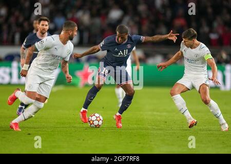 Paris, Frankreich. Juni 2021. Georginio Wijnaldum von PSG (Mitte) während des UEFA Champions League-Spiels zwischen Paris Saint Germain und Manchester City am 28. September 2021 im Parc des Princes, Paris, Frankreich. Foto von Andy Rowland. Quelle: Prime Media Images/Alamy Live News Stockfoto