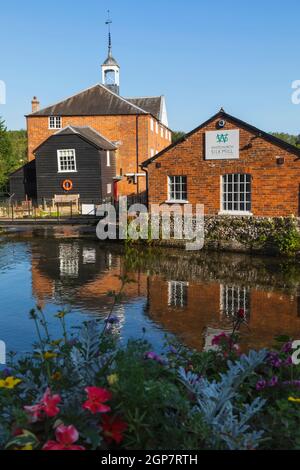 England, Hampshire, Whitchurch, die historische Whitchurch Seidenmühle und das Museum spiegeln sich im River Test wider Stockfoto