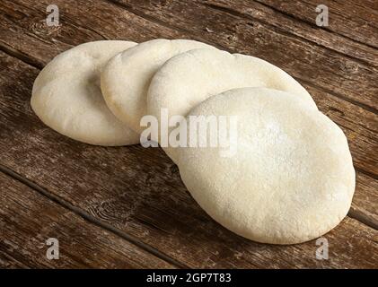 Arabisch vier Laibe Brot auf dem Holztisch. Stockfoto