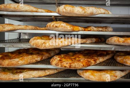 Schiacciata all'olio ist einer der Toskana top Bäckerei behandelt. Es ist eine Art von Fladenbrot mit Mehl, Wasser, Hefe, Salz und Olivenöl. Stockfoto