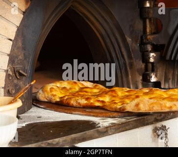 Schiacciata all'olio ist einer der Toskana top Bäckerei behandelt. Es ist eine Art von Fladenbrot mit Mehl, Wasser, Hefe, Salz und Olivenöl. Stockfoto