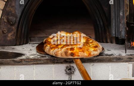 Schiacciata all'olio ist einer der Toskana top Bäckerei behandelt. Es ist eine Art von Fladenbrot mit Mehl, Wasser, Hefe, Salz und Olivenöl. Stockfoto