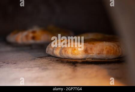 Schiacciata all'olio ist einer der Toskana top Bäckerei behandelt. Es ist eine Art von Fladenbrot mit Mehl, Wasser, Hefe, Salz und Olivenöl. Stockfoto