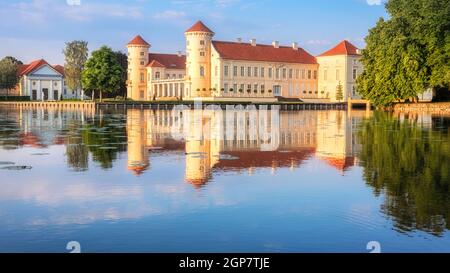 Schloss Rheinsberg spiegelt sich im Wasser in Ostprignitz-Ruppin, Norddeutschland Stockfoto