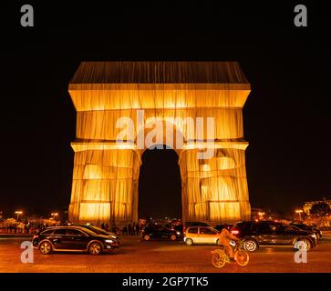 Blick auf den gewickelten Triumphbogen von Christo in Paris bei Nacht. Stockfoto