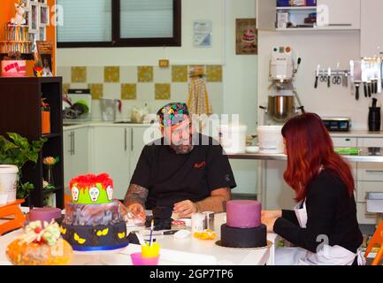 Gebäck Lektion, die auf Zahlen von Halloween mit Fondant einfügen oder Zuckerpaste. Stockfoto