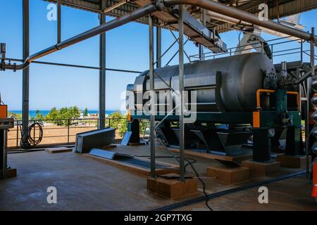 Pneumatische Pressenanlagen in moderner Produktionslinie für Weingüter. Stockfoto