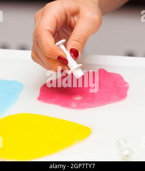 Gebäck Lektion, die auf Zahlen von Halloween mit Fondant einfügen oder Zuckerpaste. Stockfoto