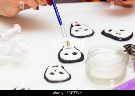 Gebäck Lektion, die auf Zahlen von Halloween mit Fondant einfügen oder Zuckerpaste. Stockfoto