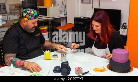 Gebäck Lektion, die auf Zahlen von Halloween mit Fondant einfügen oder Zuckerpaste. Stockfoto