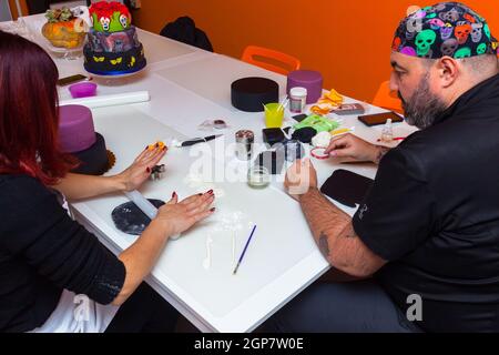 Gebäck Lektion, die auf Zahlen von Halloween mit Fondant einfügen oder Zuckerpaste. Stockfoto