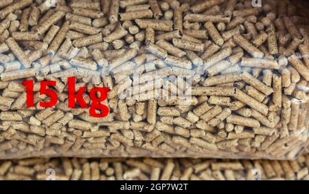 Stapel von Plastiktüten von 15 kg voll mit Holzpellets. Stockfoto