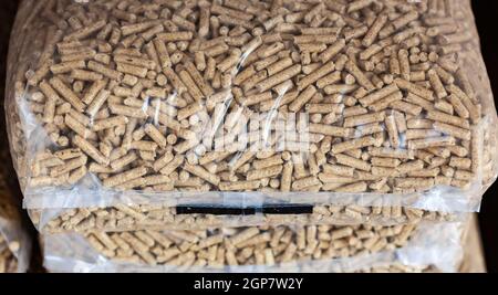 Stapel Plastiktüten voll mit Holzpellets. Stockfoto