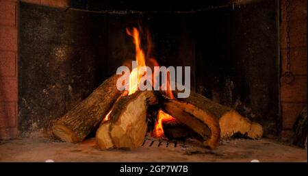 Ein warmes Feuer in einem Kamin. Brennendes Holz im Kamin und die Flammen Stockfoto