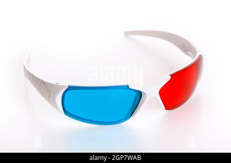 3d Anaglyph Brillen auf weißem Hintergrund Stockfoto